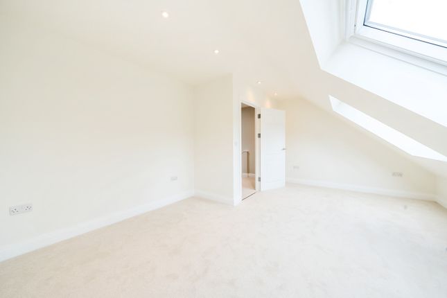 Town house to rent in Uplands Road, Kenley