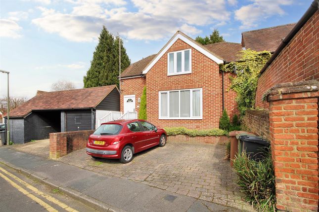 Thumbnail Detached house to rent in Chesham Road, Guildford