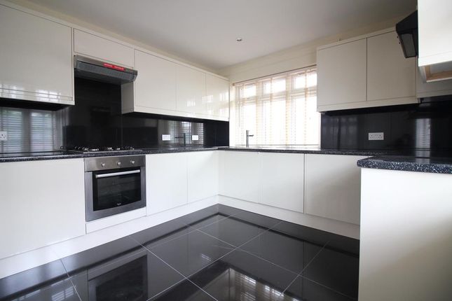 226g, Riverview Gardens, Twickenham photo 3