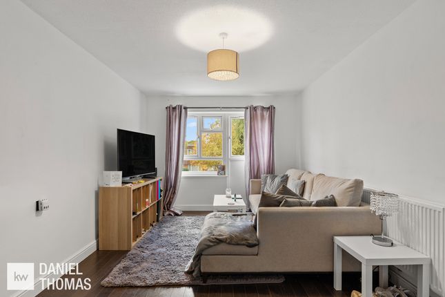 30, Badburgham Court, Waltham Abbey photo 3
