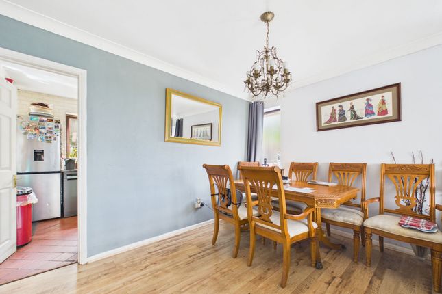 6 Shipton Close, Reading photo 3