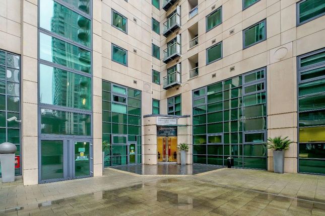 Thumbnail Flat to rent in Discovery Dock Apartments East Tower, 3 South Quay Square, Canary Wharf, London