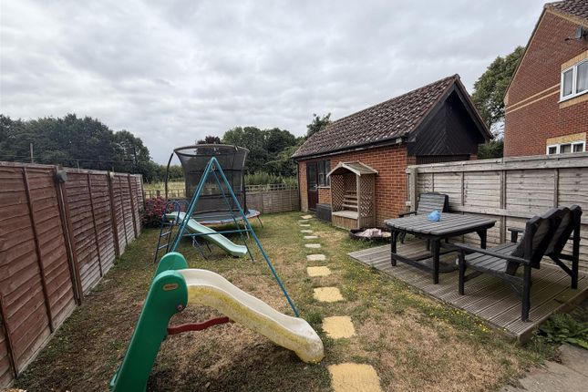 19, Sandringham Close, Spalding photo 2