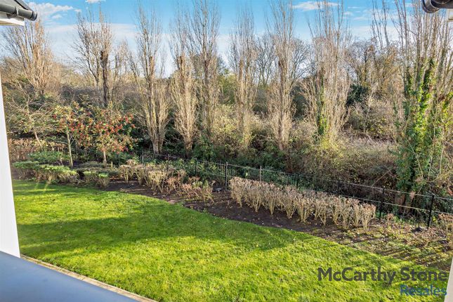 37 Roslyn Court, Lisle Lane, Ely photo 4