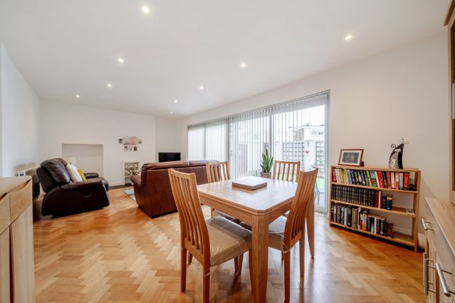 4, Springfield Walk, Orpington photo 4