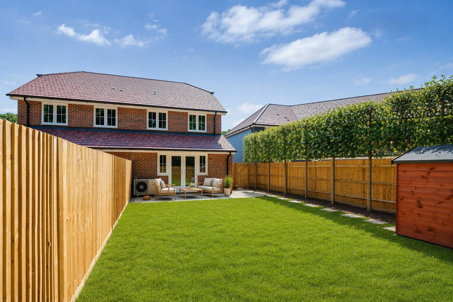 33a, Burstow Grove, Horley photo 4
