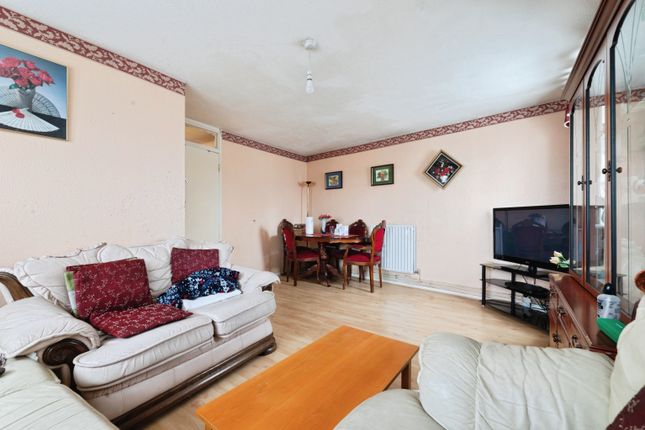 Flat 30, Twelve Acre House, Grantham Road, London photo 4