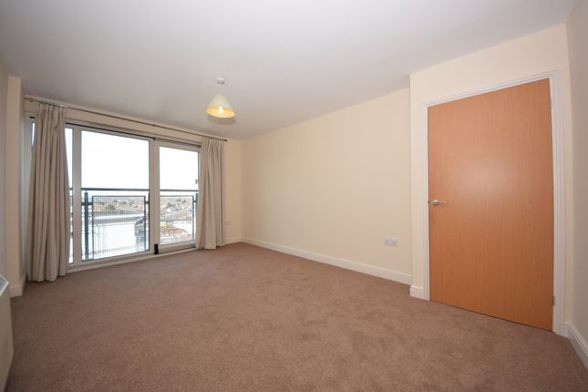 Flat to rent in City Gate House, Gants Hill