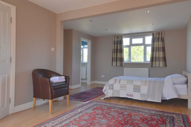 20 Tivoli Park Avenue, Margate photo 4