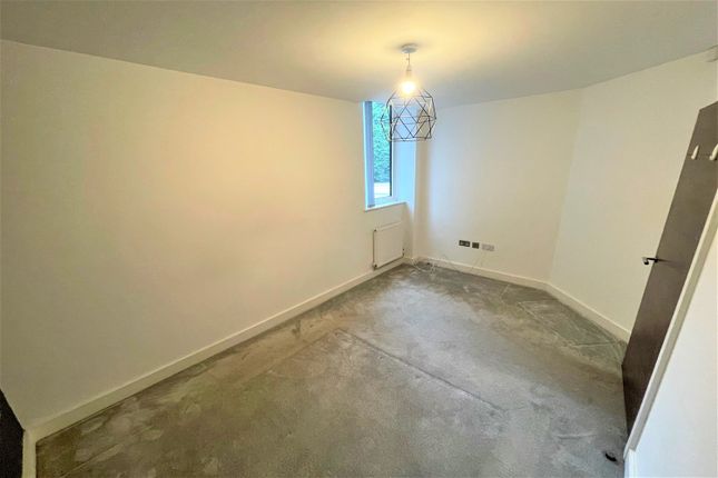 Flat to rent in Park Road, Timperley, Altrincham