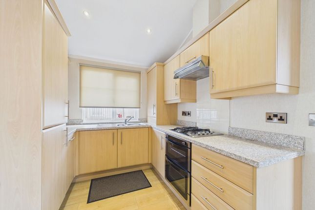 5 Warren Park, Boxhill Road, Tadworth photo 3