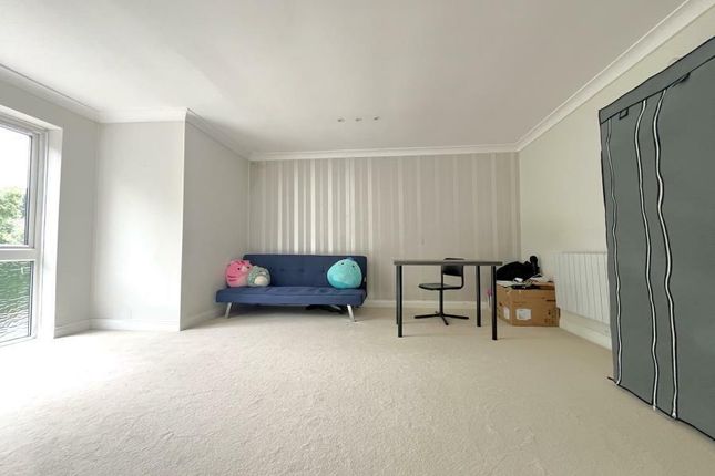 11, Roslyn Court, Woking photo 2