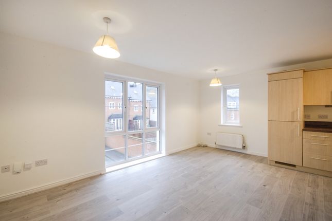 Flat to rent in Sarafand Grove, Rochester