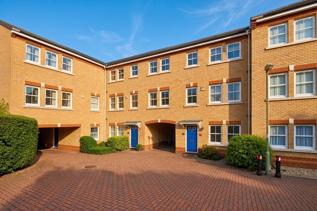 5-bed terraced on 24, Florence Way, Woking, £2,700/mo