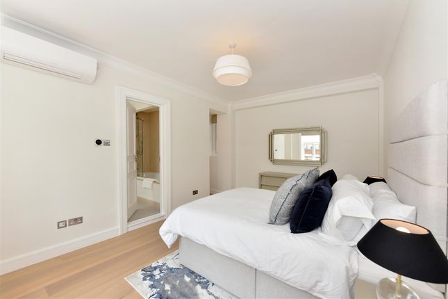 Flat to rent in South Audley Street, London