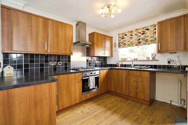 20, Stonegarth Close, Barnsley photo 3