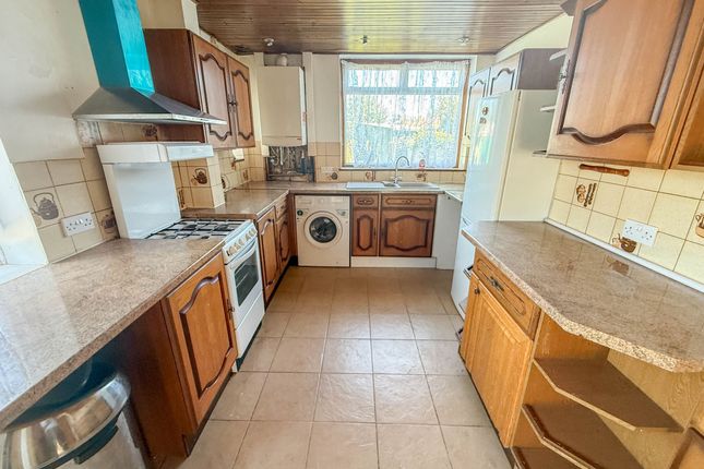 46 Gosforth Lane, Watford photo 4