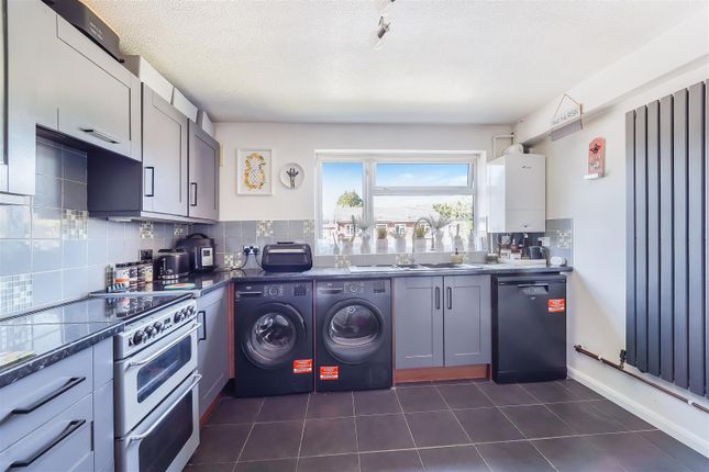 19, Tonbridge Close, Banstead photo 3