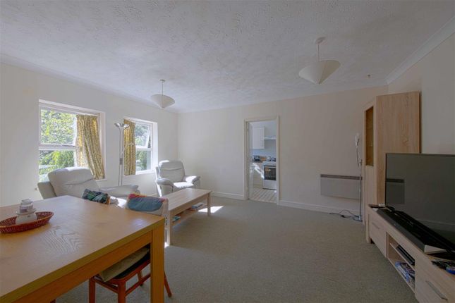 Flat 3, Balmoral Court, Malmers Well Road, High Wycombe photo 2