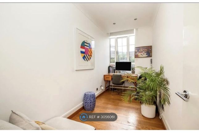 Flat  Skyline Court, Grange Yard, London photo 3