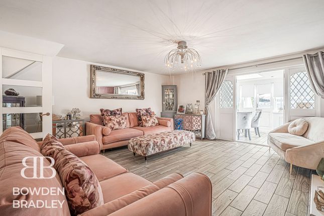 212 Limes Avenue, Chigwell photo 4