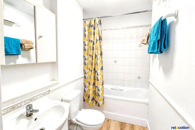 184 Somerset Gardens, London photo 2