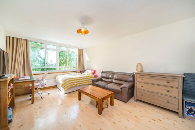 Flat 29, Whitley House, Churchill Gardens, London photo 2