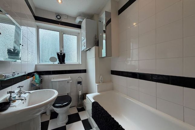 33 Manor Court,, York Way, London photo 4