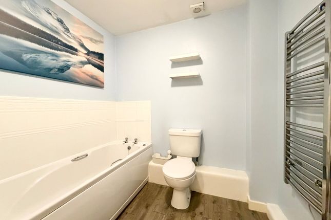 11, Empire Court, Brighouse photo 5