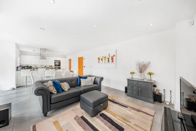 114 Terlings Avenue, Harlow photo 4