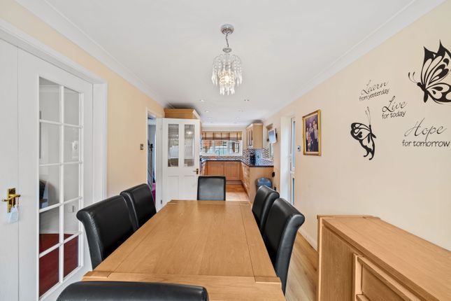 16, Grasslands, Horley photo 5