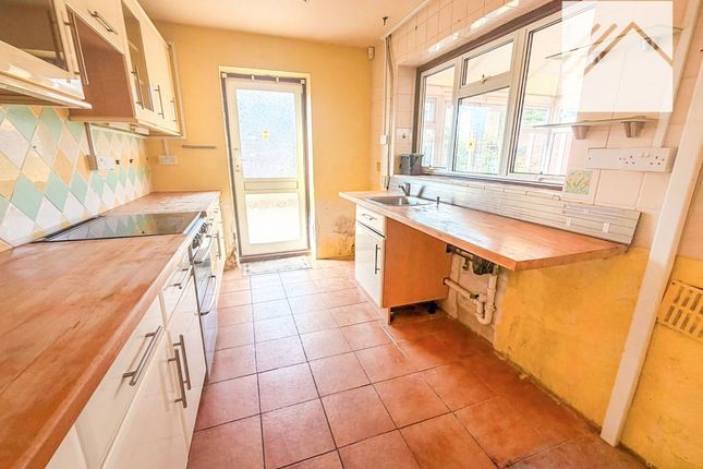 12 The Chilterns, Canvey Island photo 2