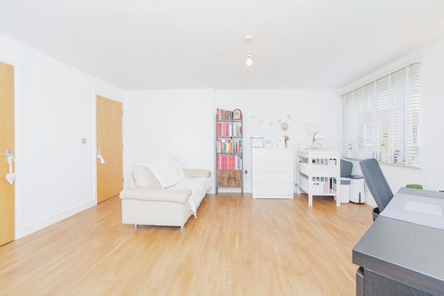 Flat 61/Long Acre House, Pettacre Close, London photo 2