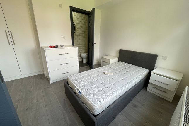 25 Gaveston Road, Slough photo 3
