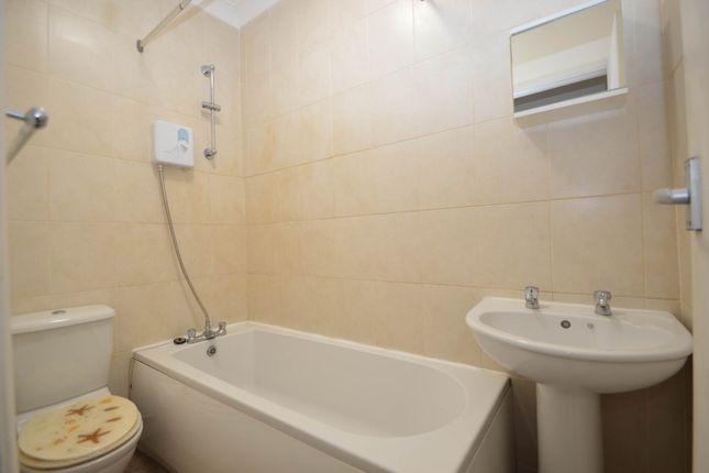 57, Chapel Grove, Addlestone photo 5