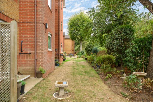 7 Royston Court, Manor Road North, Esher photo 3