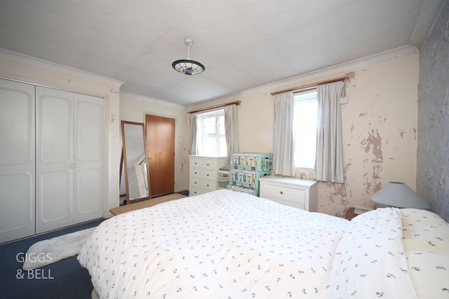 Flat for sale in Barons Court, Earls Meade, Luton, Bedfordshire