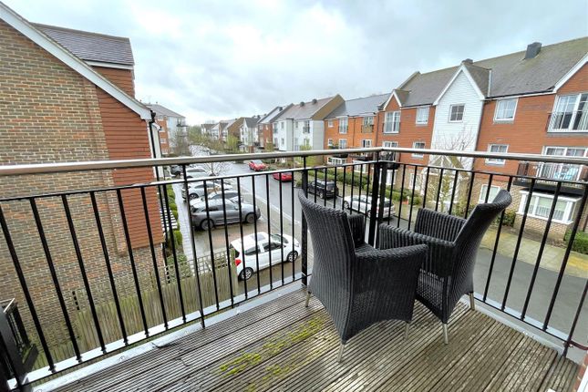 Thumbnail Flat for sale in Campion Square, Dunton Green, Sevenoaks