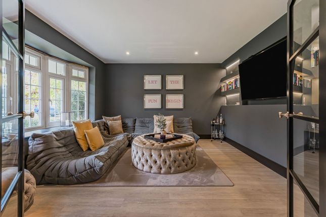 10, Pine Dean, Bookham photo 4
