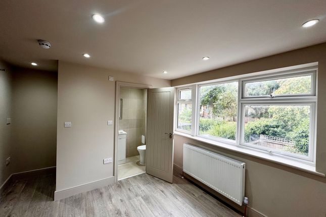 17 Old Farm Road, West Drayton photo 5