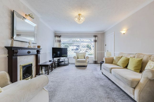 20, Hall Park Close, Leeds photo 3