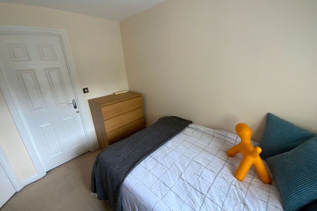 Room 4 2,, Coopers Rise, High Wycombe photo 5