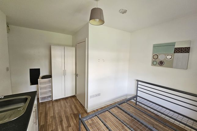 Studio flat on 29, Shillitoe Avenue, Potters Bar, £1,050/mo