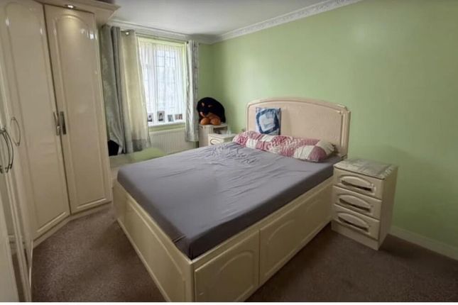 Shadwell Drive, Northolt photo 5