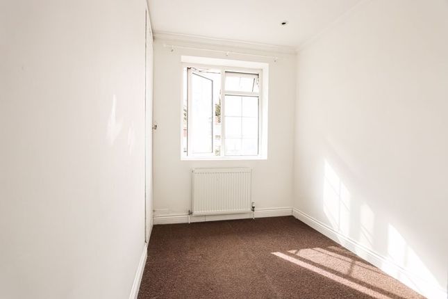 Flat to rent in Thorn Close, Northolt