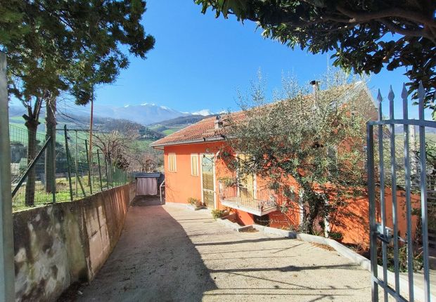 Thumbnail Detached house for sale in Pescara, Montebello di Bertona, Abruzzo, Pe65010