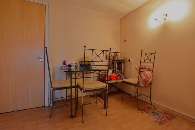 19, Bladon Gardens, Harrow photo 4