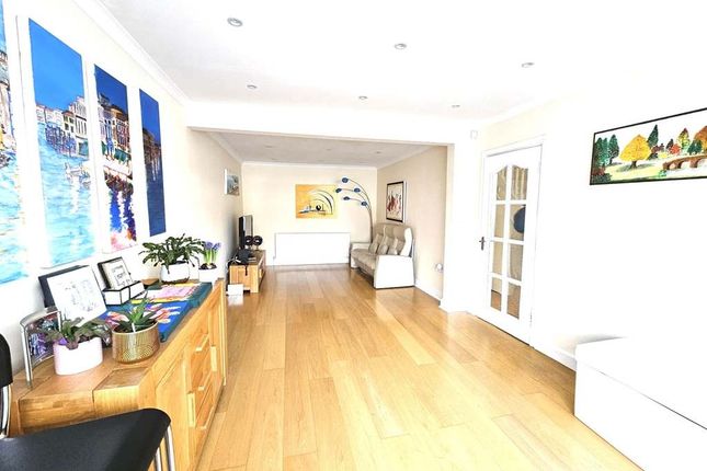 59, Francklyn Gardens, Edgware photo 4