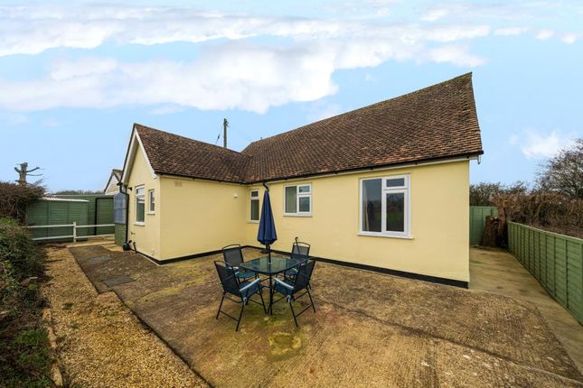 Detached bungalow to rent in Adderbury, Oxfordshire