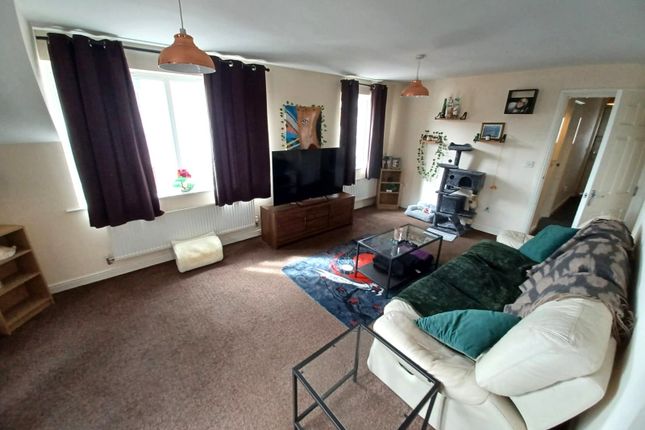 17, Oaklands Court, West Yorkshire photo 3